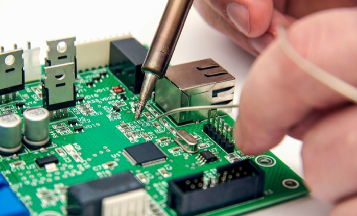 工控機(jī)還可以與其他設(shè)備進(jìn)行通信，實現(xiàn)數(shù)據(jù)共享和遠(yuǎn)程監(jiān)控，提高了電子電路研發(fā)的效率和可靠性。